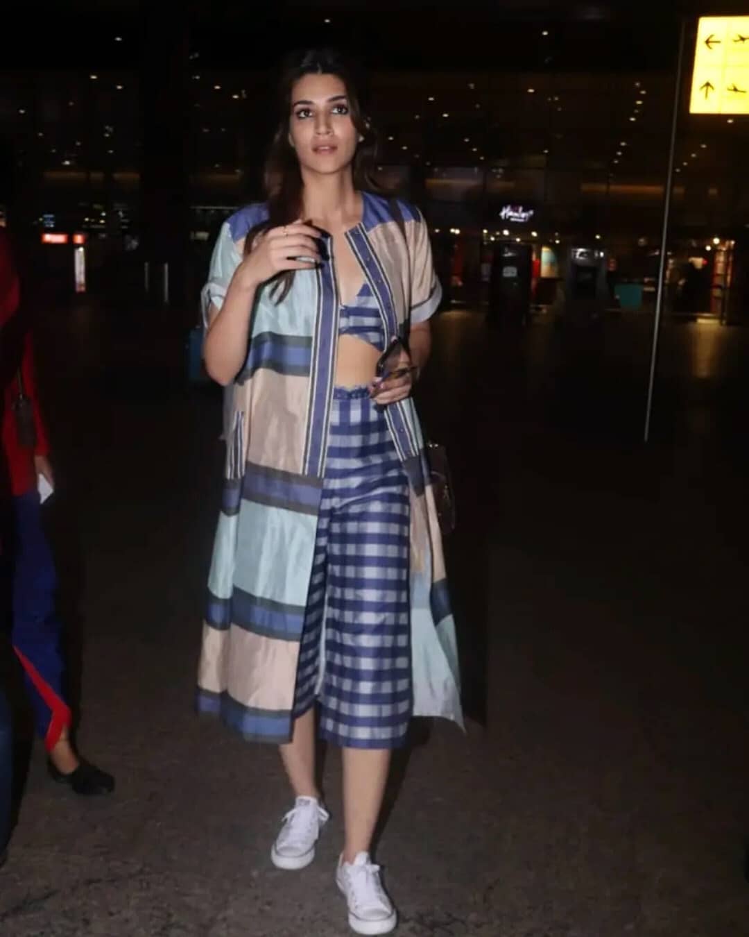 Kriti Sanon Shows Her Sexy Waist In Funky Dress At Airport
