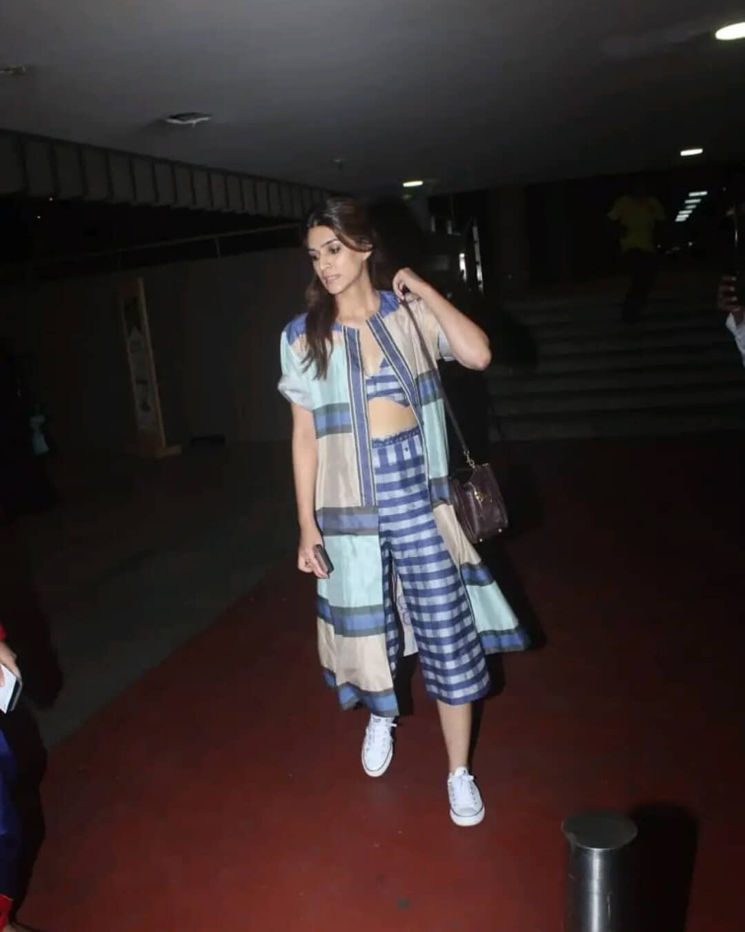 Kriti Sanon Shows Her Sexy Waist In Funky Dress At Airport