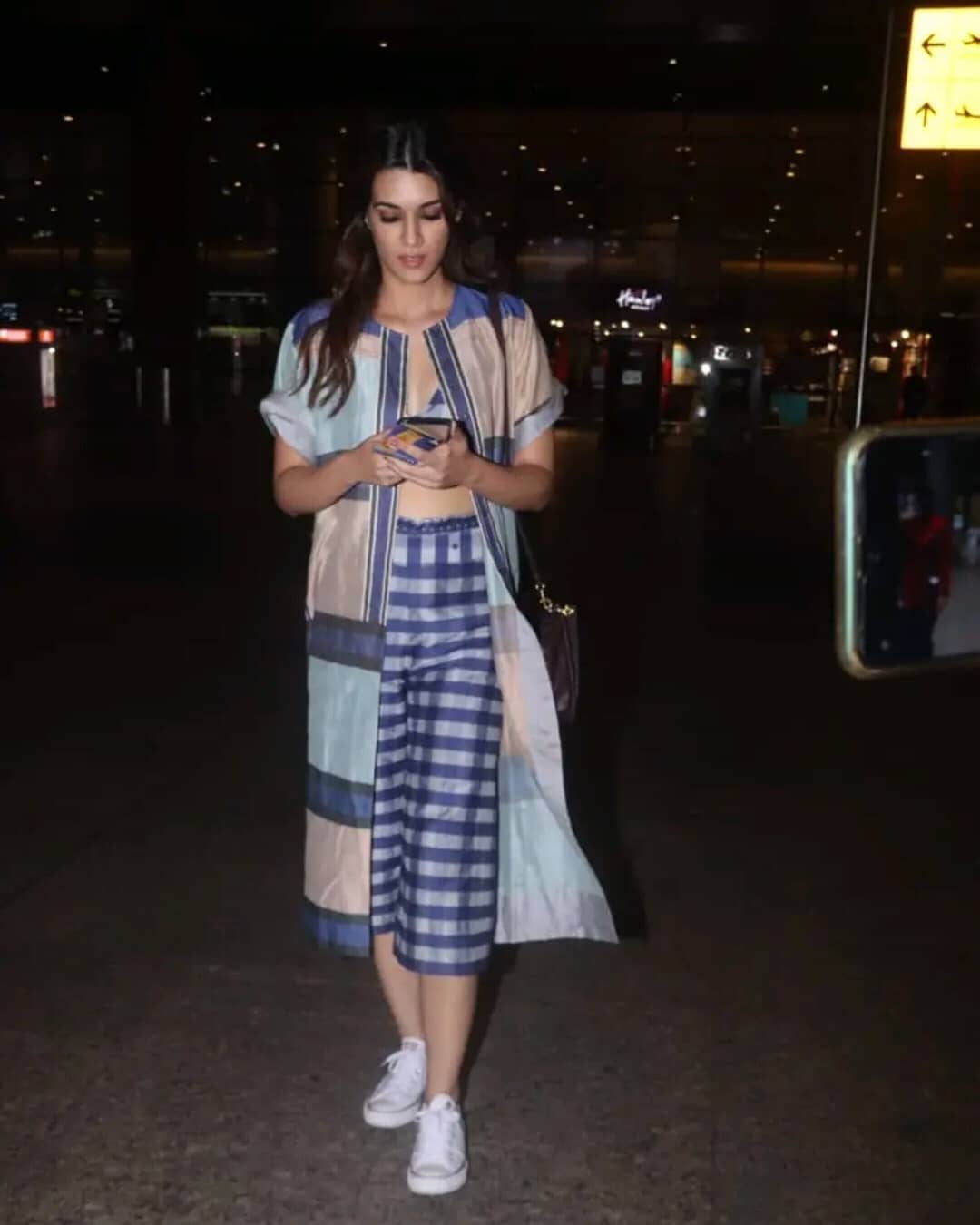 Kriti Sanon Shows Her Sexy Waist In Funky Dress At Airport