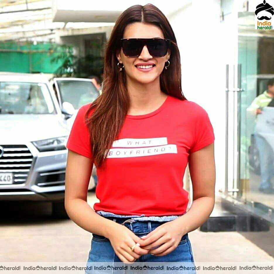 Kriti Sanon shows her slim and slender thighs in these clicks