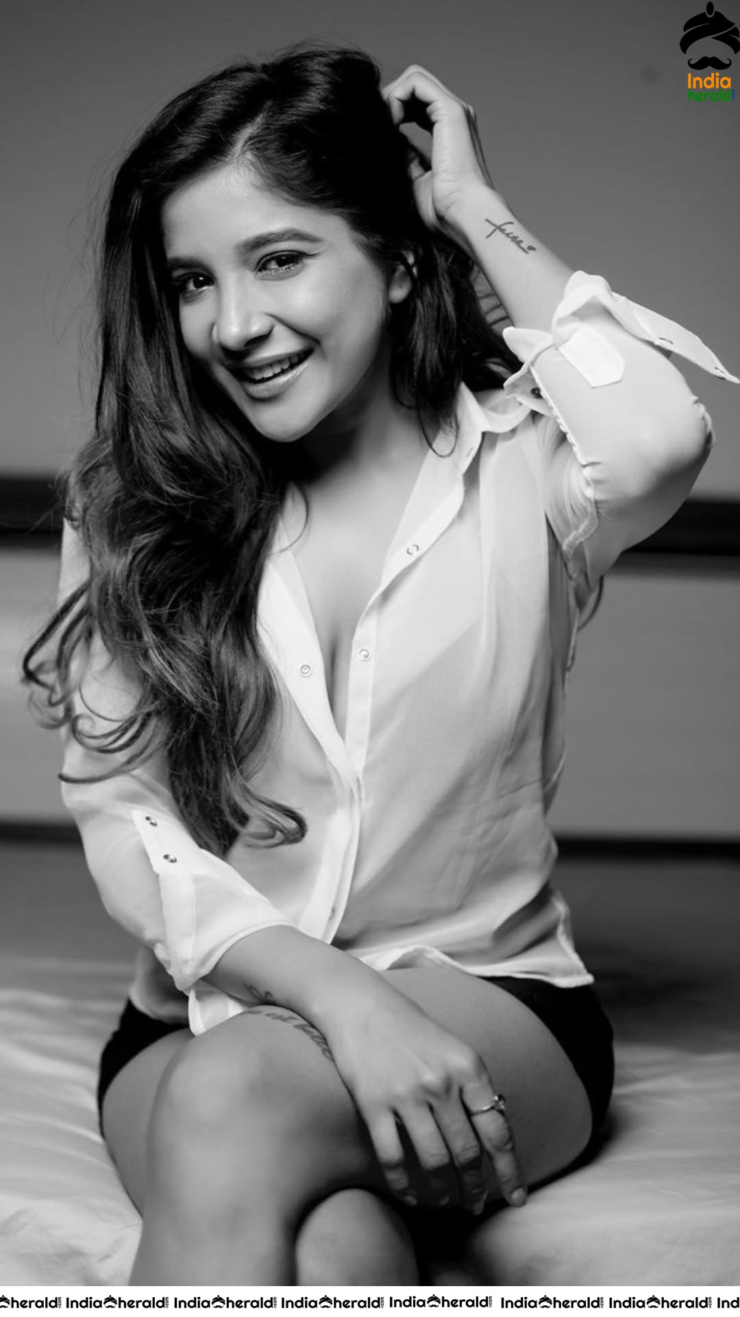 Latest B and W Photoshoot of Sakshi Agarwal