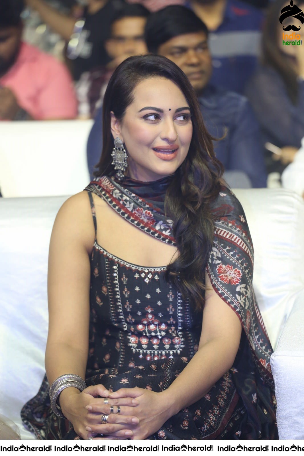 Latest Clicks of Sonakshi Sinha in Sleeveless Chudi Set 2