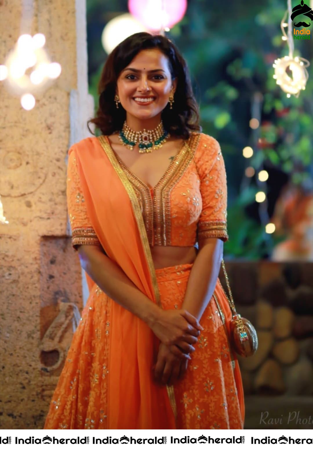 Latest clicks of the gorgeous Shraddha Srinath showing her teasing Waistline