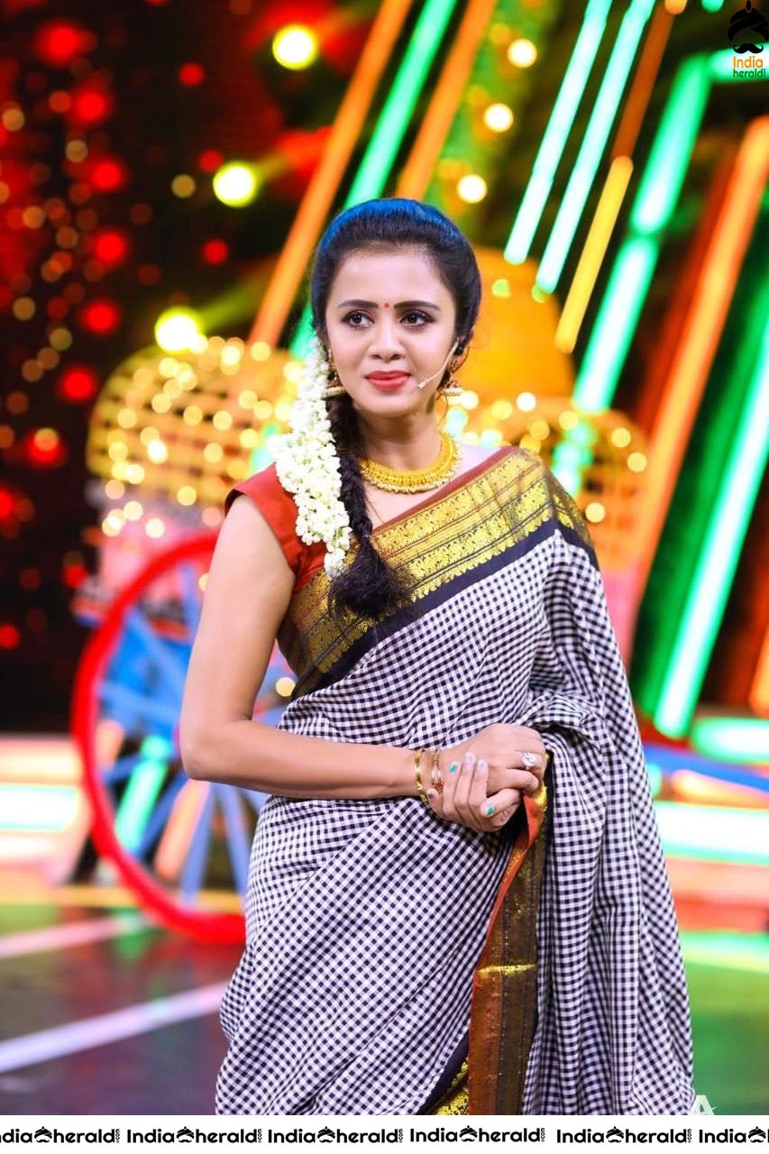 Latest Collection of Actresses Oozing Oomph in Saree Set 1