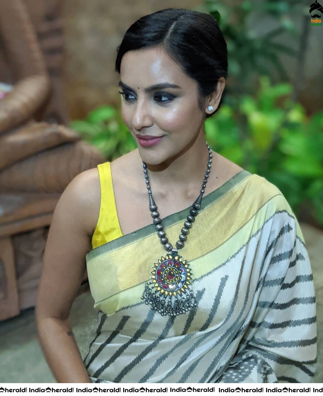 Latest Collection of Actresses Oozing Oomph in Saree Set 1