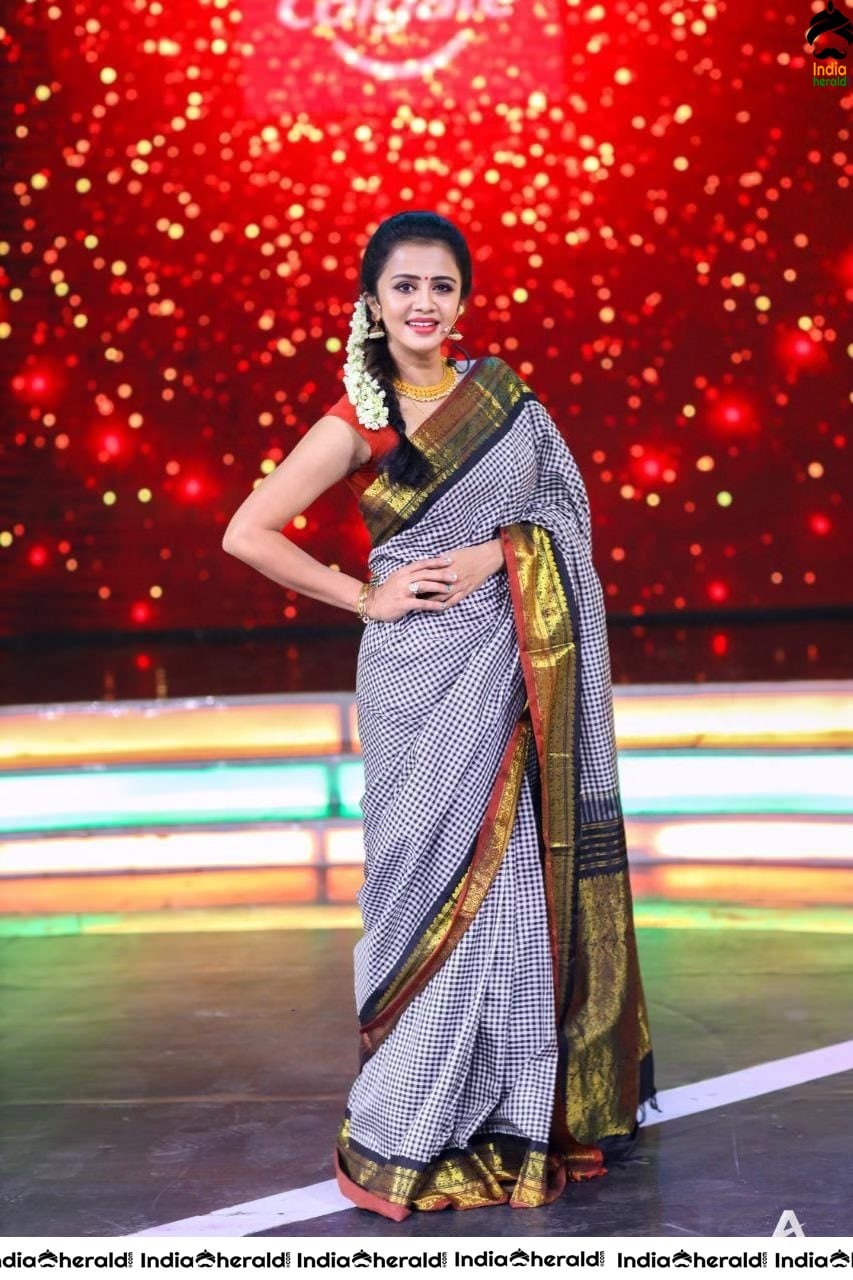 Latest Collection of Actresses Oozing Oomph in Saree Set 1