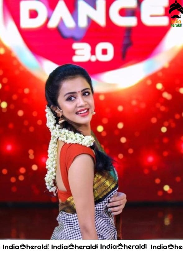 Latest Collection of Actresses Oozing Oomph in Saree Set 1