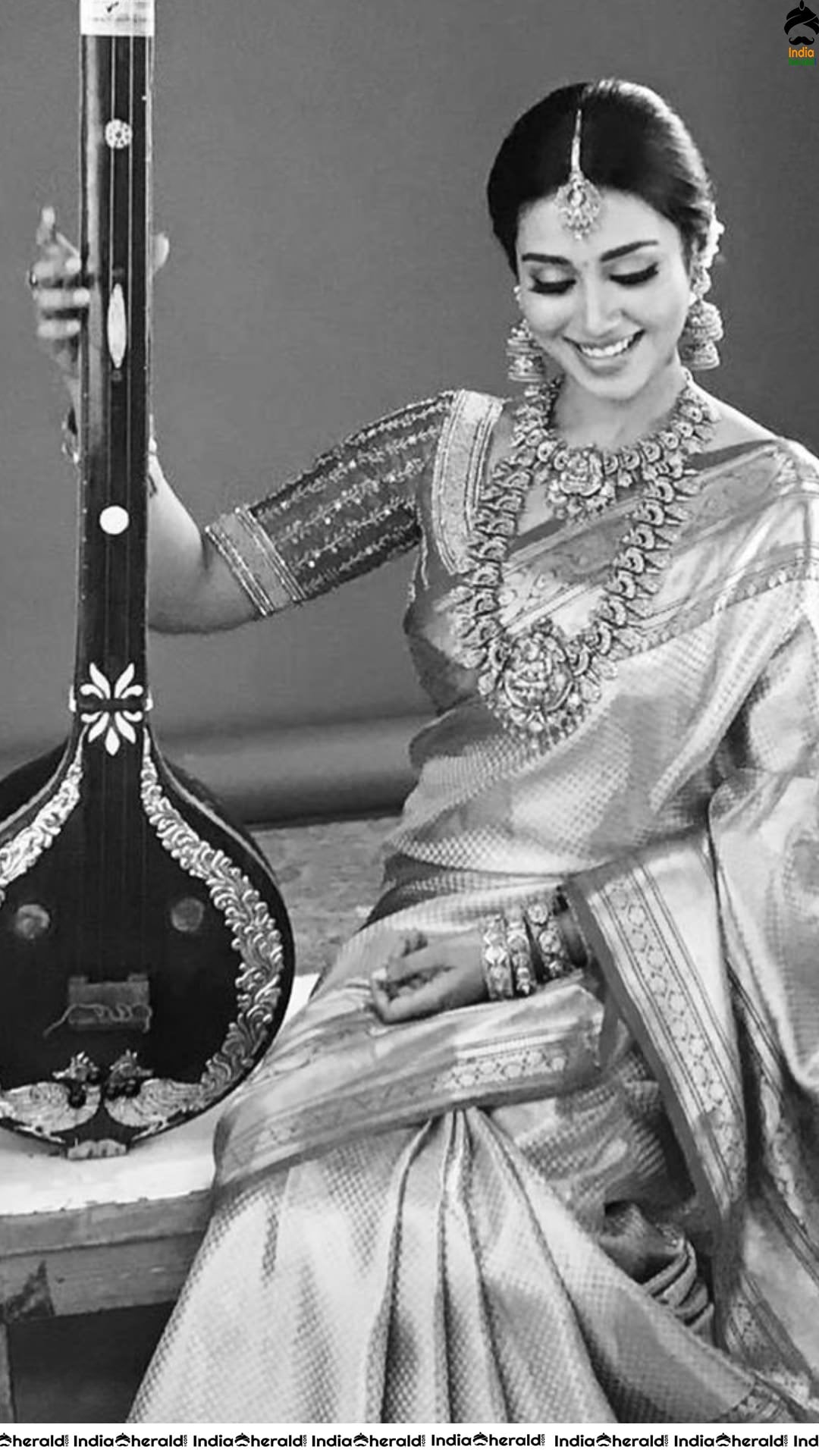 Latest Collection of Actresses Oozing Oomph in Saree Set 1