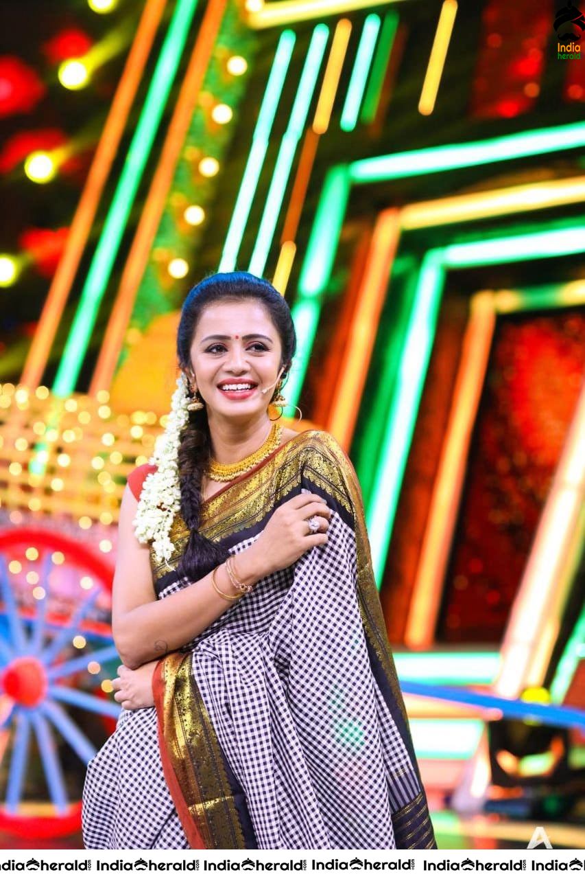 Latest Collection of Actresses Oozing Oomph in Saree Set 1