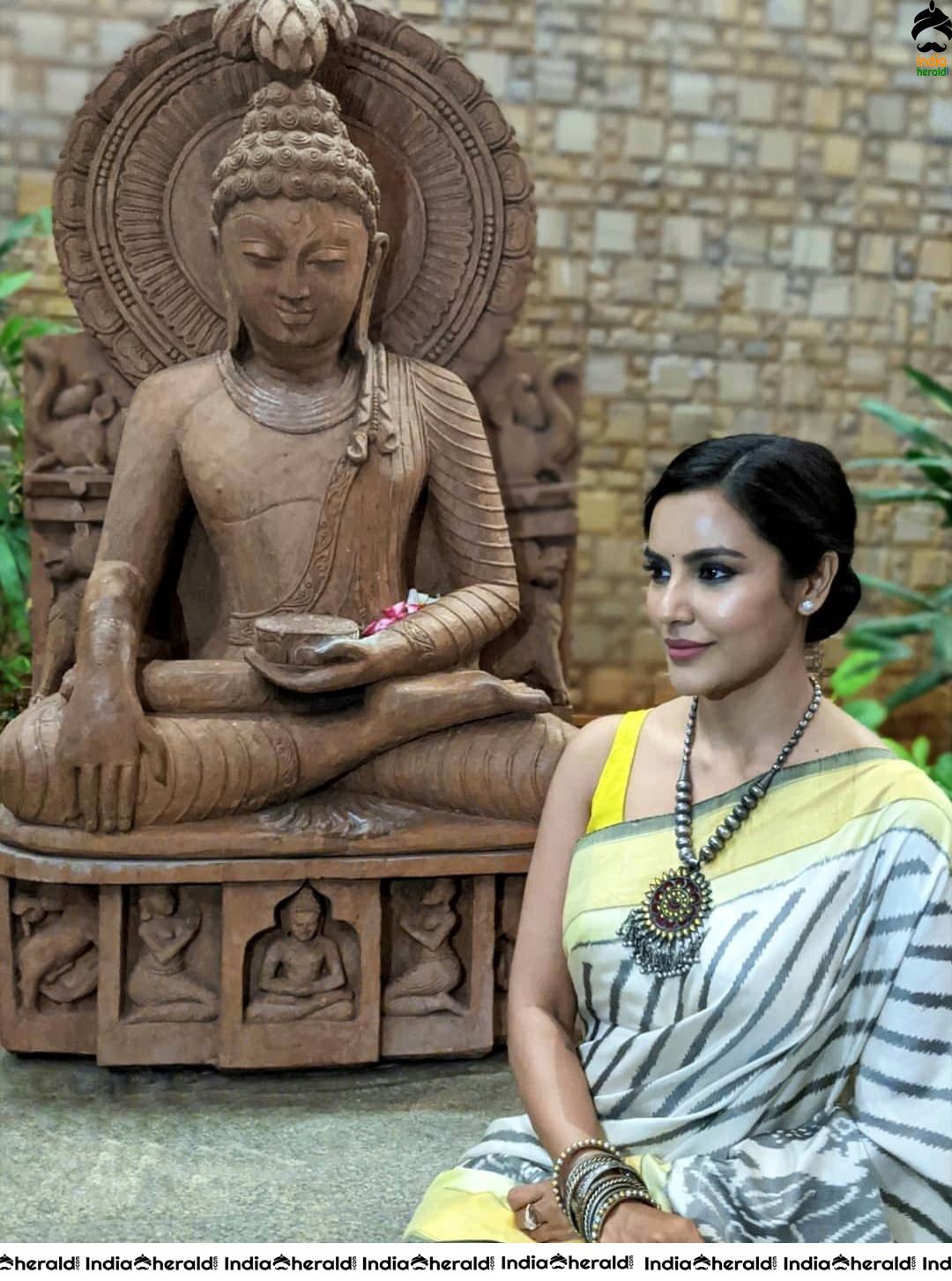 Latest Collection of Actresses Oozing Oomph in Saree Set 1