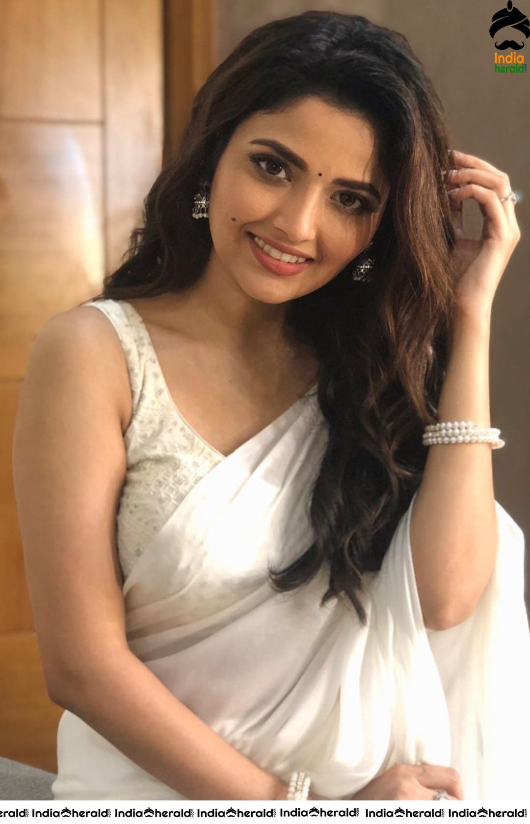 Latest Hot clicks of Swathishta Krishnan and Shirin Kanchwala in White Saree