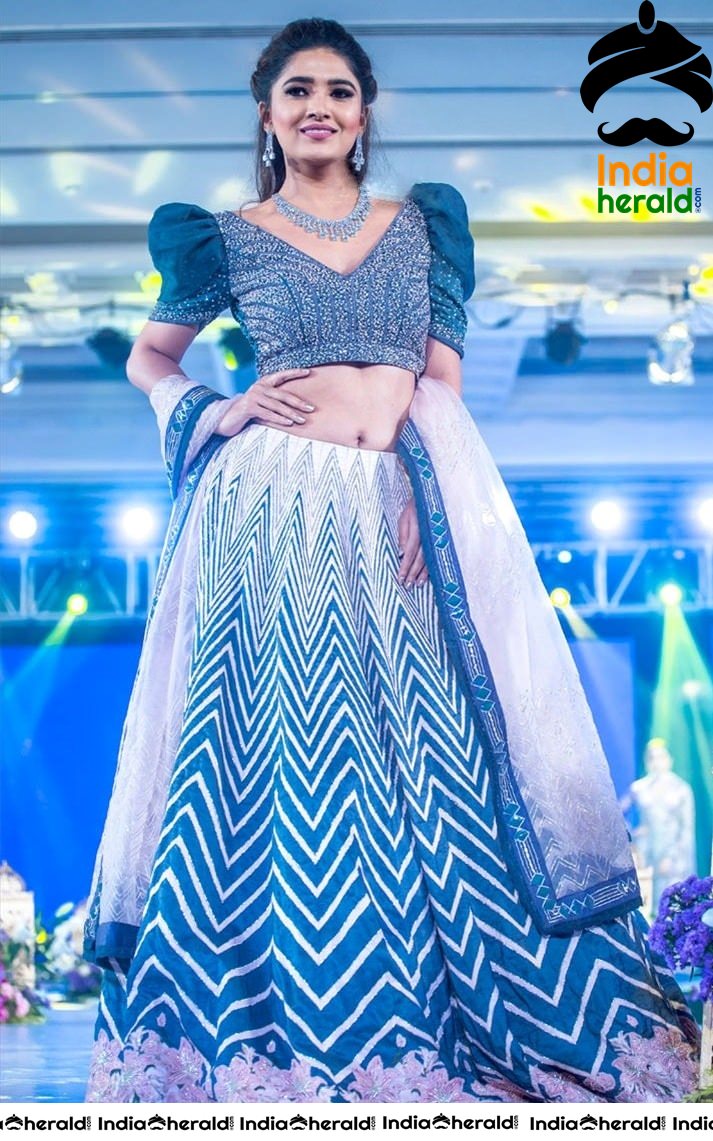 Latest Hot Photos of Vani Bhojan Exposing her Waist and Navel at a Fashion Event
