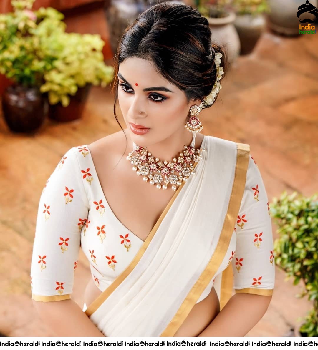 Latest Hot Saree Photos Of Samyuktha Menon