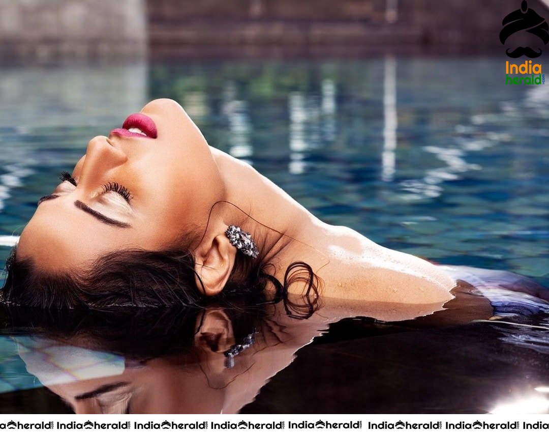 Latest Sizzling Hot Photos of Raiza Wilson in Pool