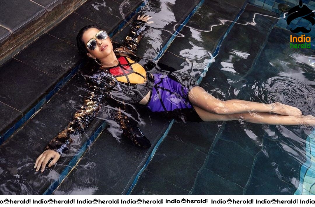 Latest Sizzling Hot Photos of Raiza Wilson in Pool