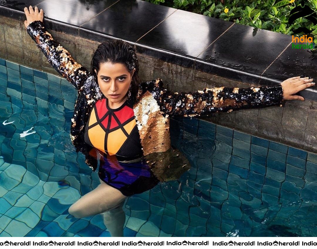 Latest Sizzling Hot Photos of Raiza Wilson in Pool