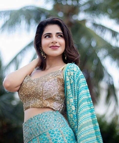 Latest Teasing hot Waistline Exposing Photos Of Iswarya Menon