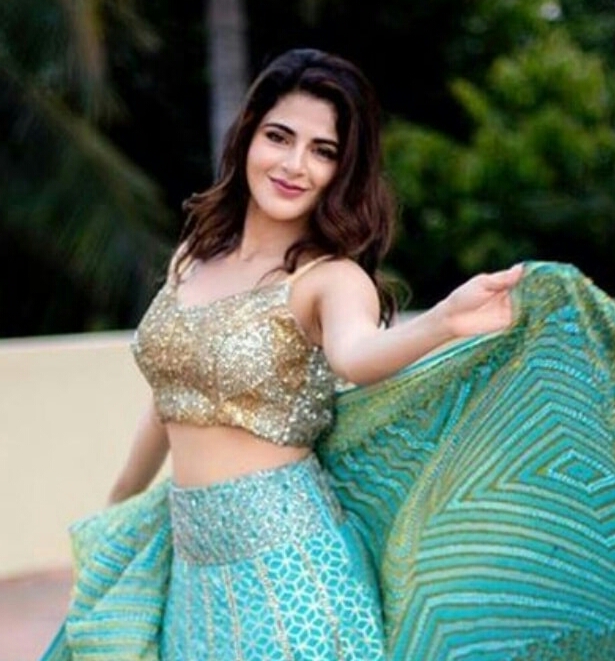 Latest Teasing hot Waistline Exposing Photos Of Iswarya Menon