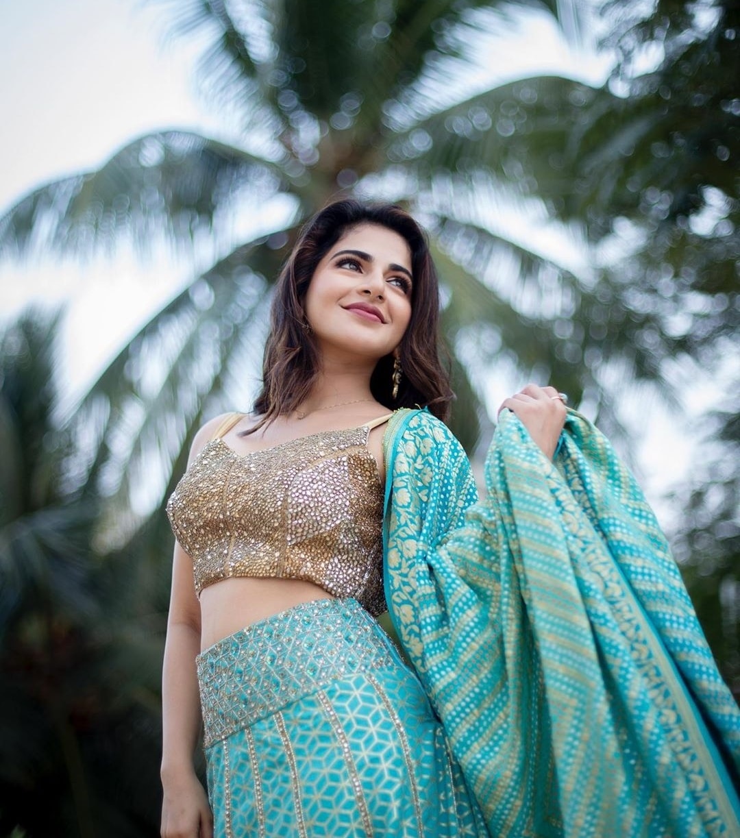 Latest Teasing hot Waistline Exposing Photos Of Iswarya Menon