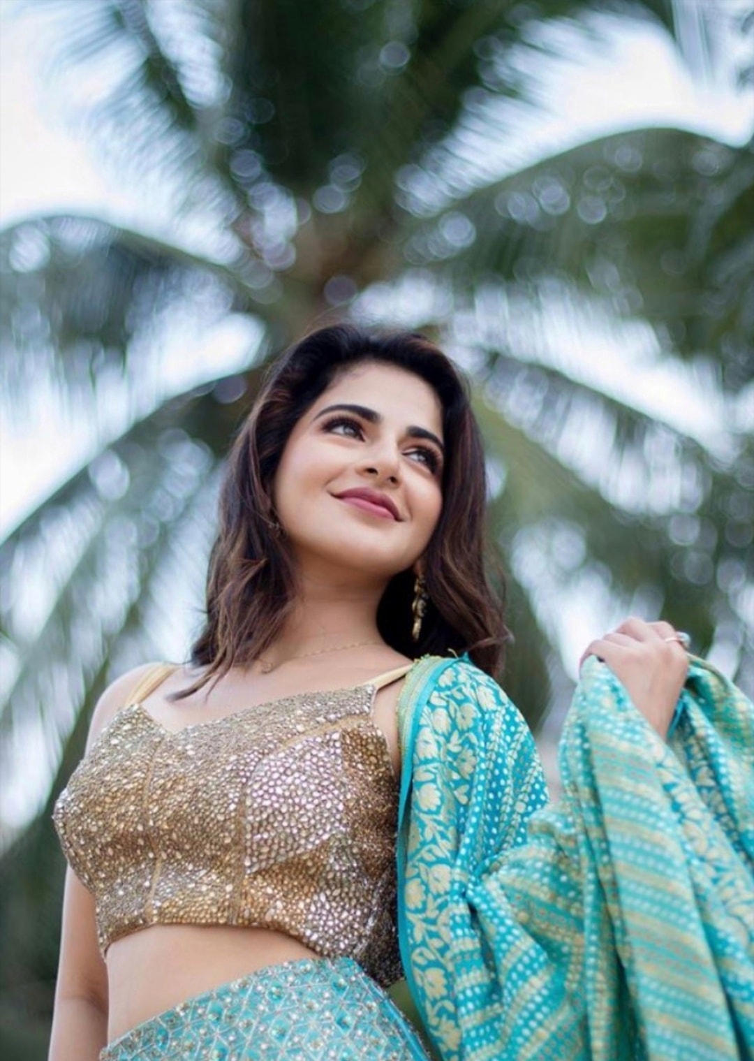 Latest Teasing hot Waistline Exposing Photos Of Iswarya Menon