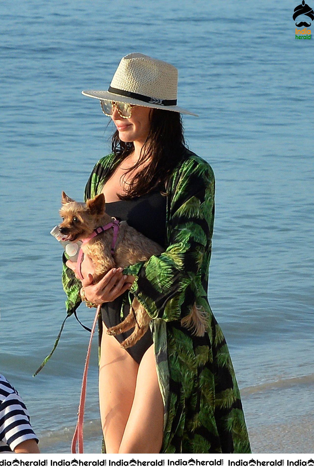 Lauren Silverman enjoy a beach day with her Pup