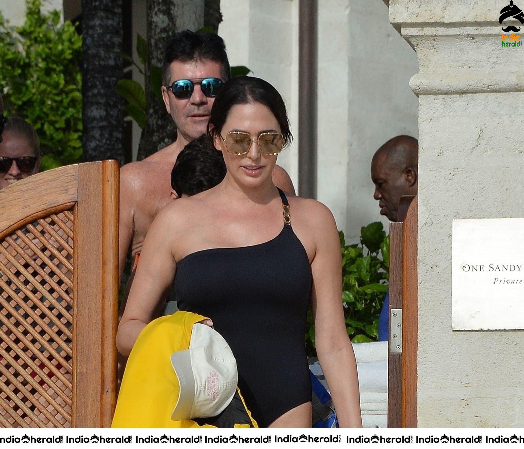 Lauren Silverman enjoy a beach day with her Pup