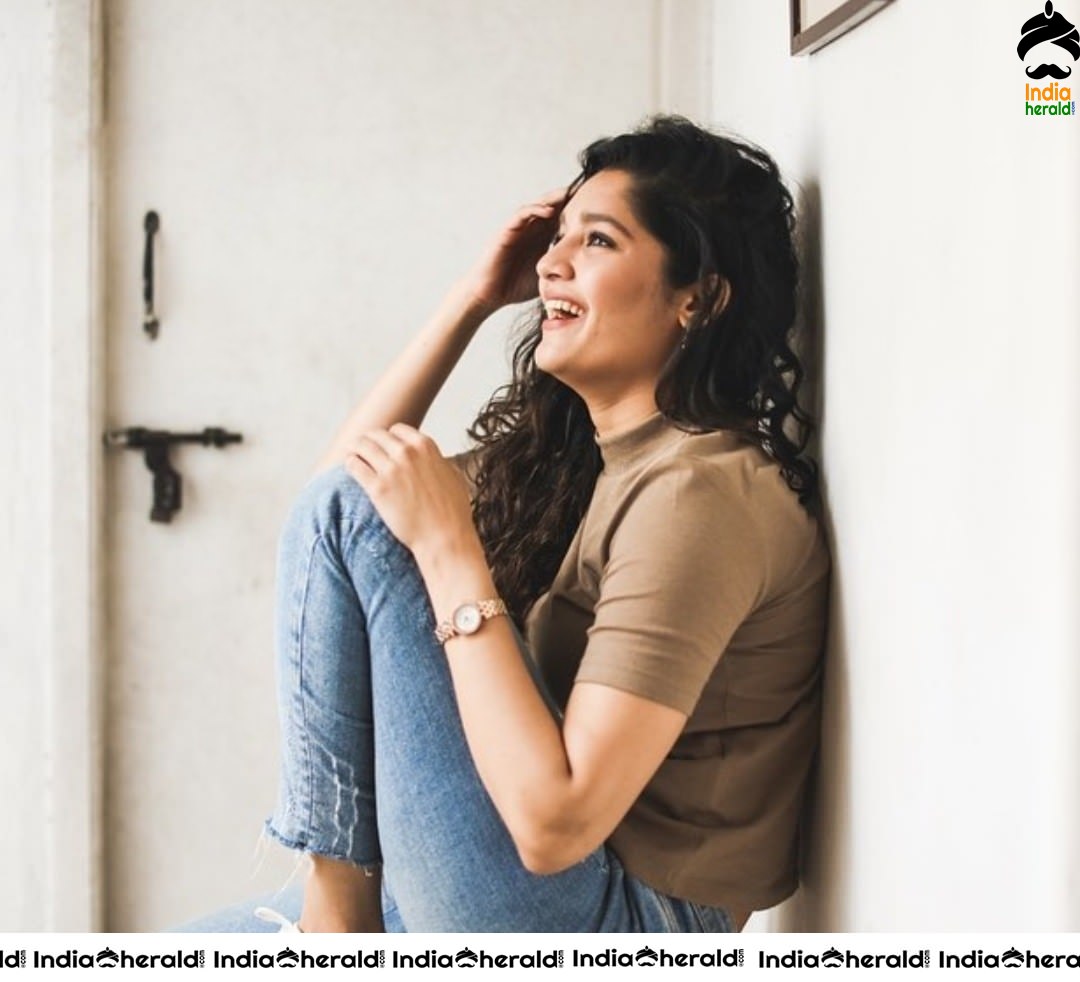 Lovely New Ravishing Photos of Noodles Manda Ritika Singh
