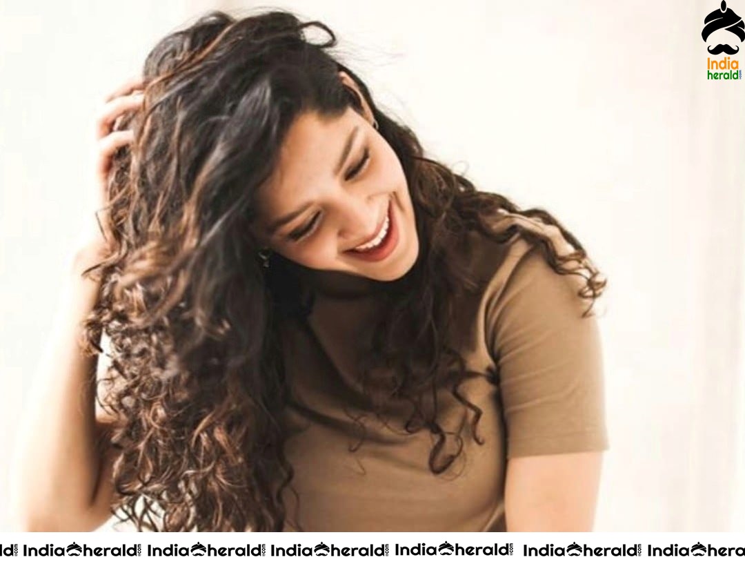 Lovely New Ravishing Photos of Noodles Manda Ritika Singh