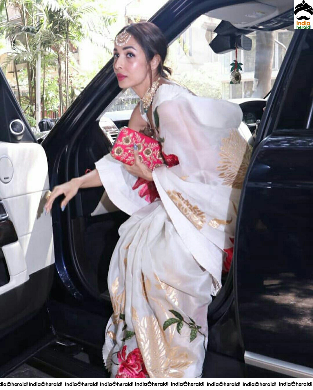 Malaika Beautiful In White Saree Photo Stills
