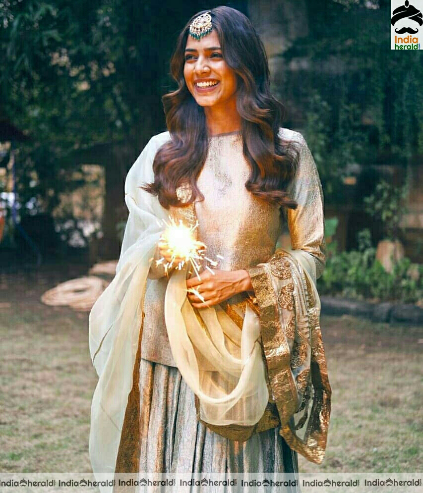 Malavika Mohanan HD Stills From A Wedding In Pune