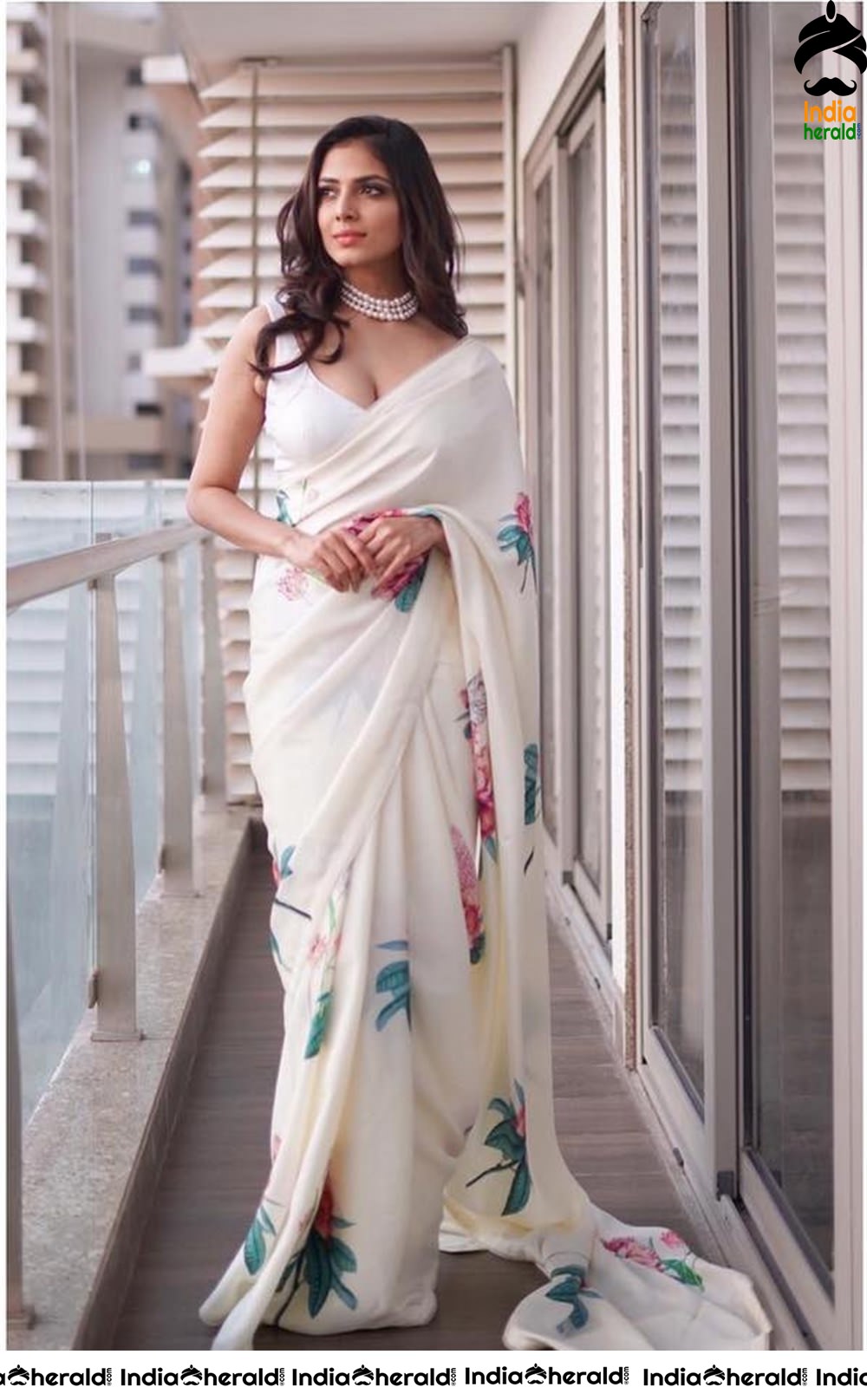 Malavika Mohanan Hot Saree Photos exposing her Hip and Hot Side view