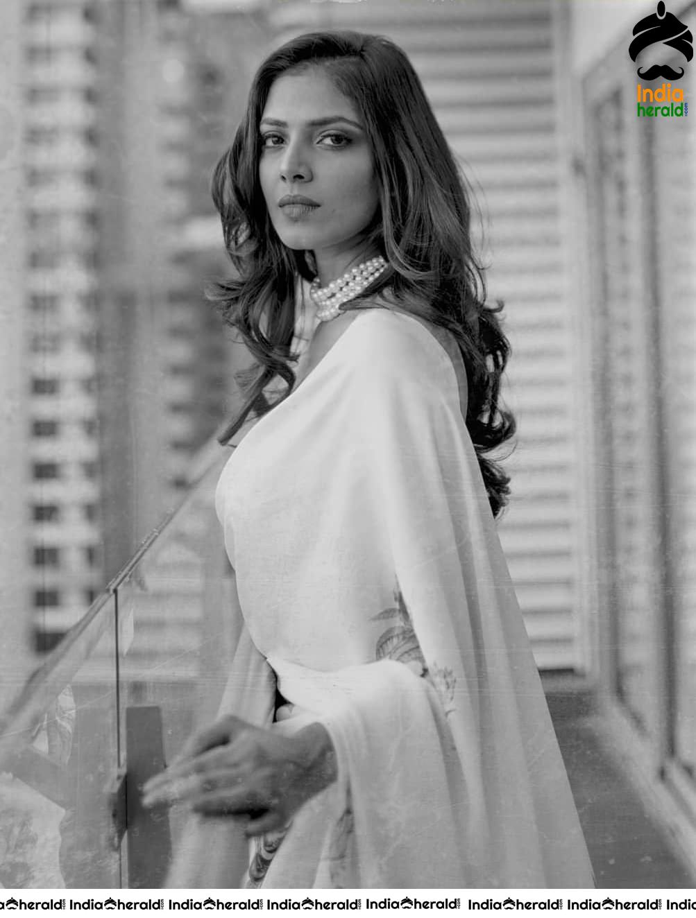 Malavika Mohanan Hot Unseen Cleavage Show Vintage Photos Collection Set 3