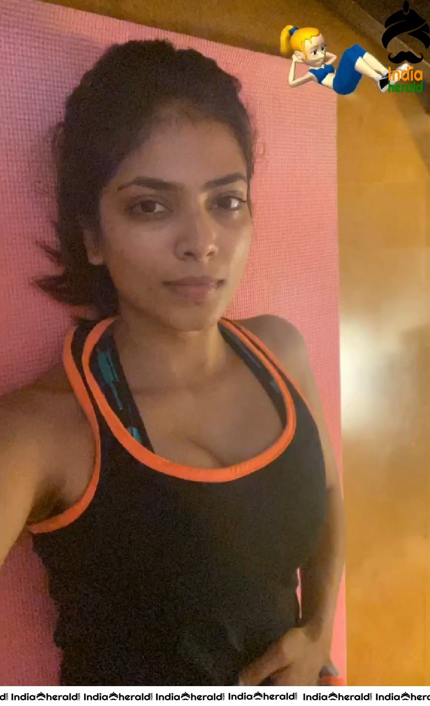 Malavika Mohanan Latest Hot Photos during Quarantine period