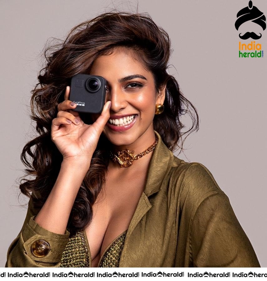 Malavika Mohanan Raises the Heat again with Huge Sexposure