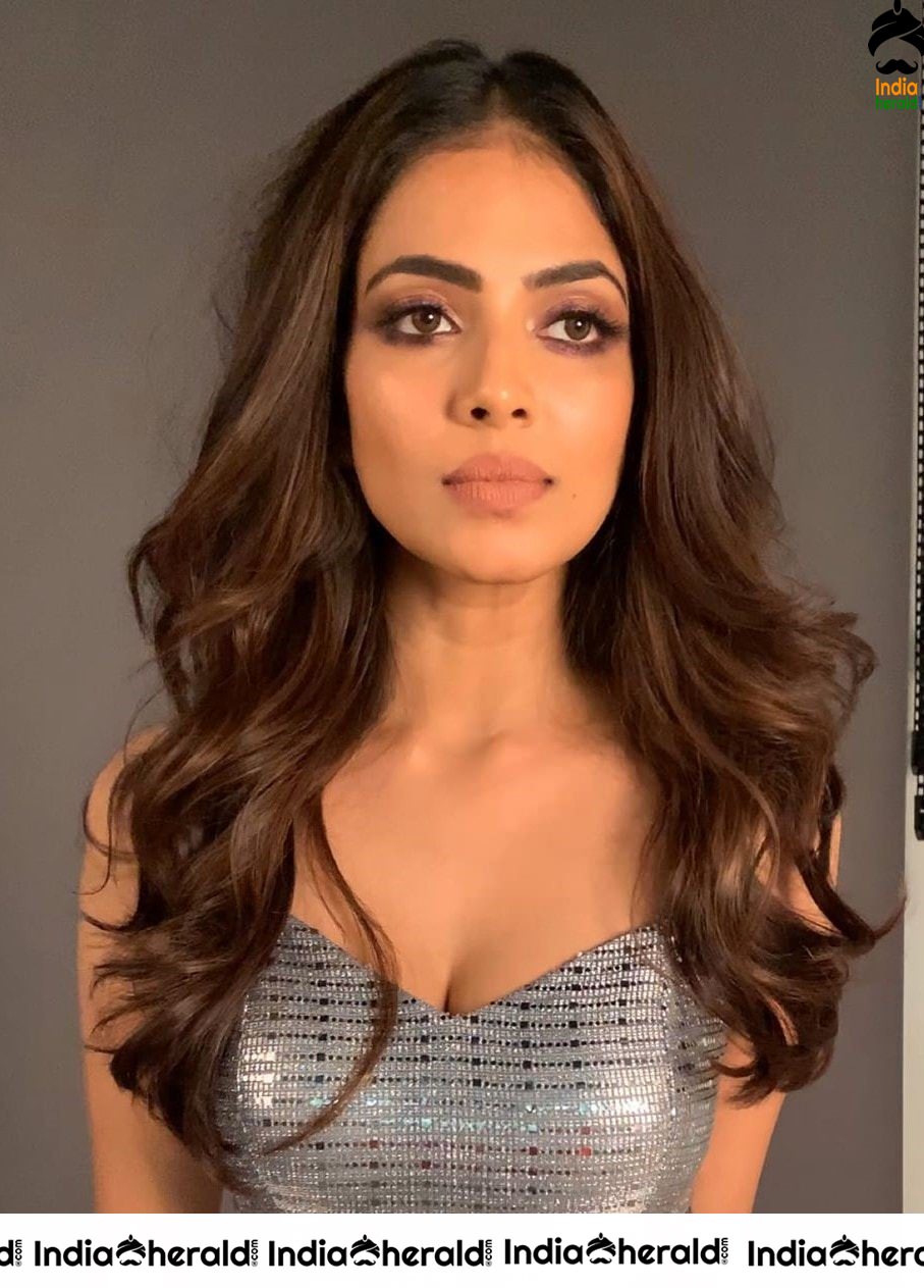 Malavika Mohanan Slaying us again with her Hotness