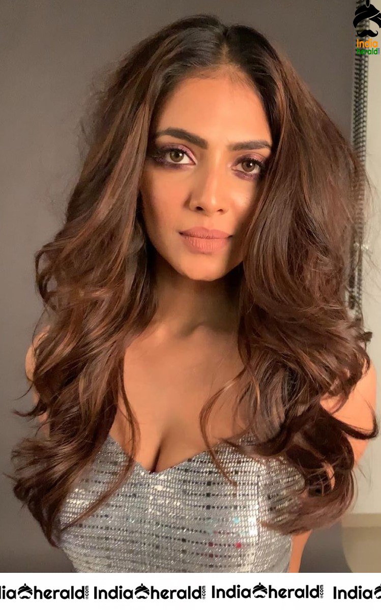 Malavika Mohanan Slaying us again with her Hotness