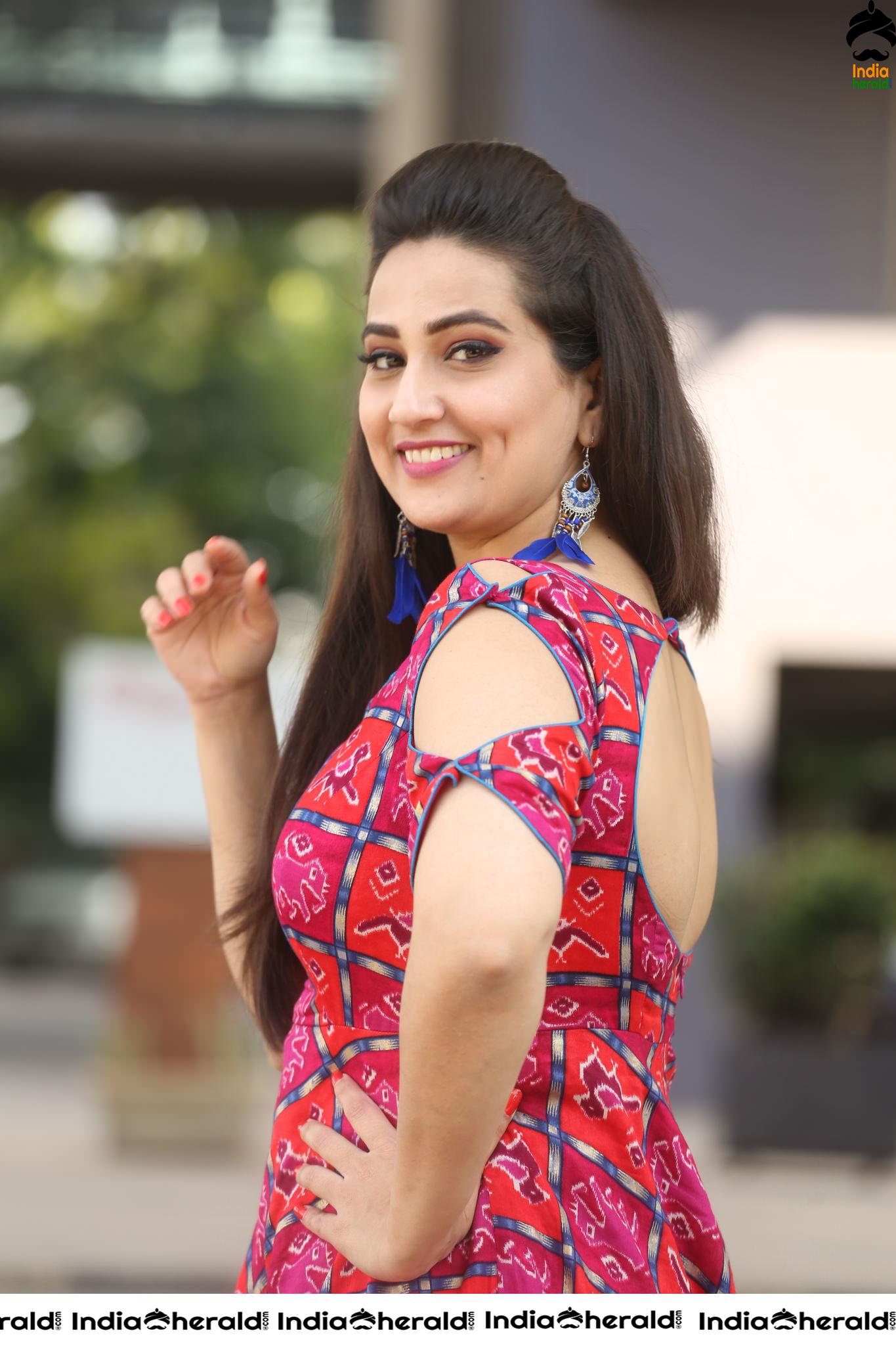 Manjusha Anchor flaunting her Hot Backside in Pink Frock Set 1