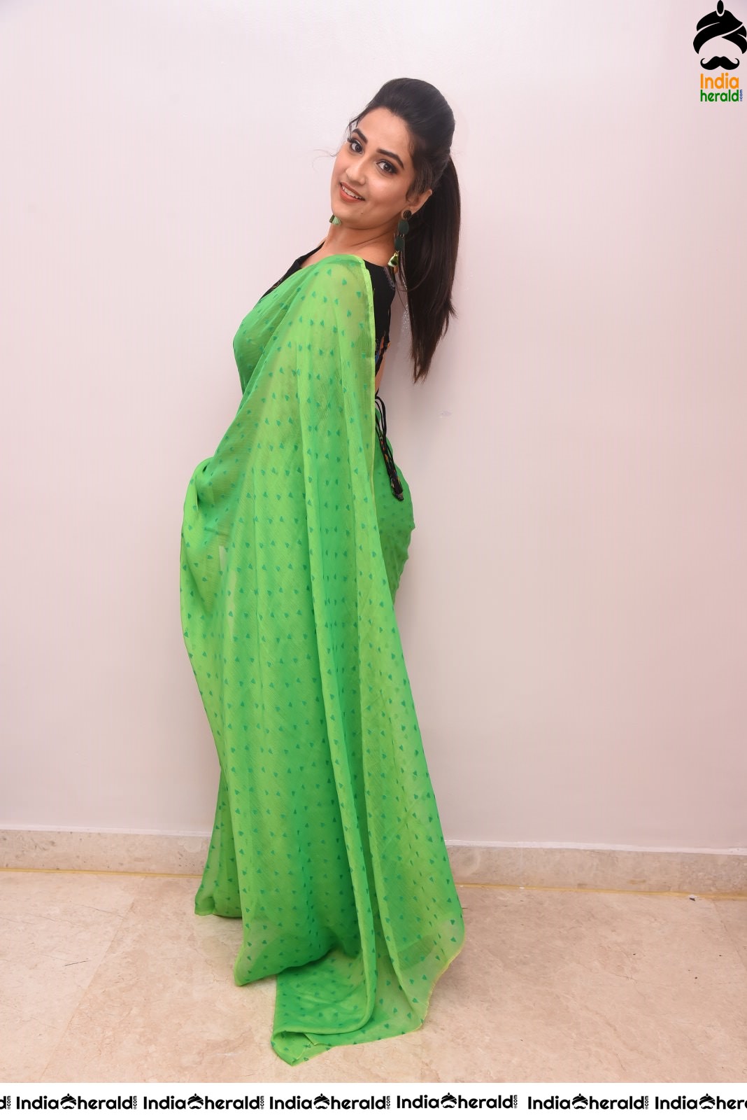 Manjusha Anchor is just tempting hot and teasing with her oomph factor in these Photos Set 2