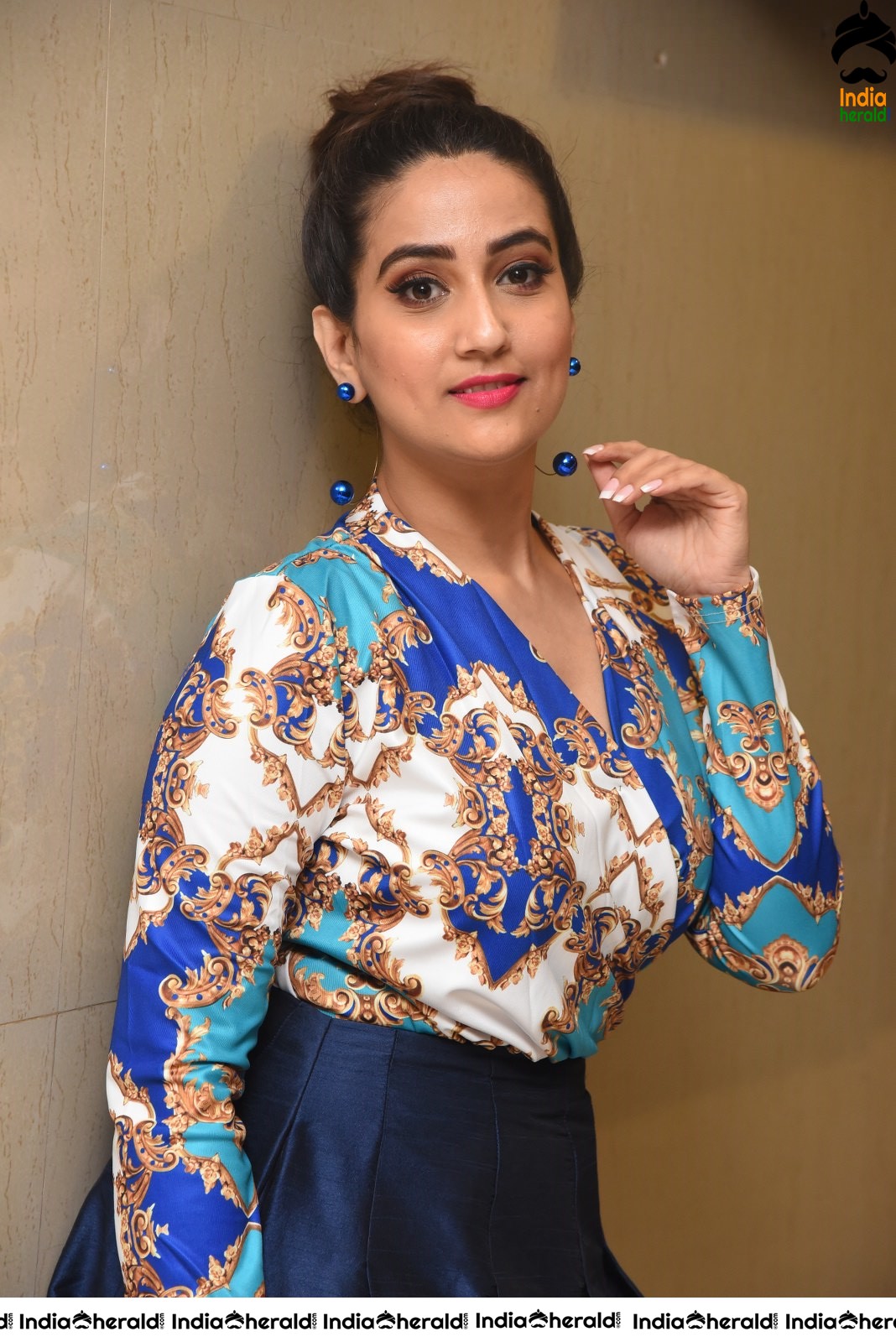 Manjusha Anchor is just tempting hot and teasing with her oomph factor in these Photos Set 2