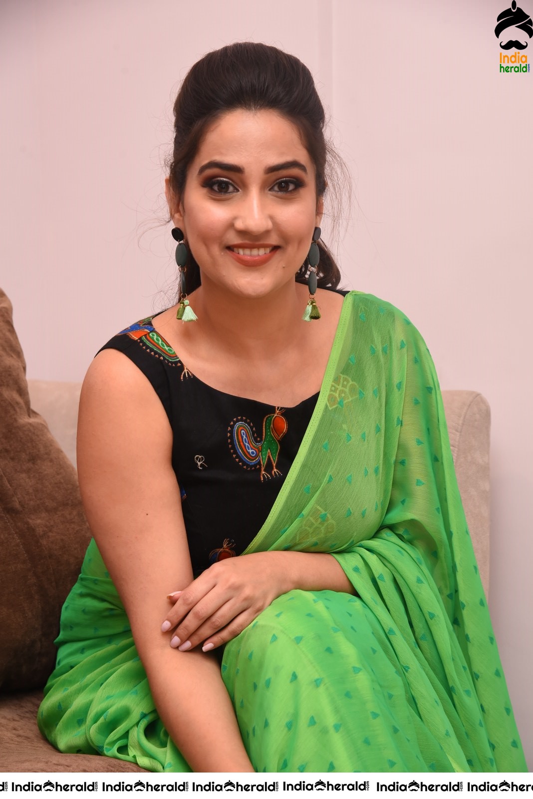 Manjusha Anchor is just tempting hot and teasing with her oomph factor in these Photos Set 2