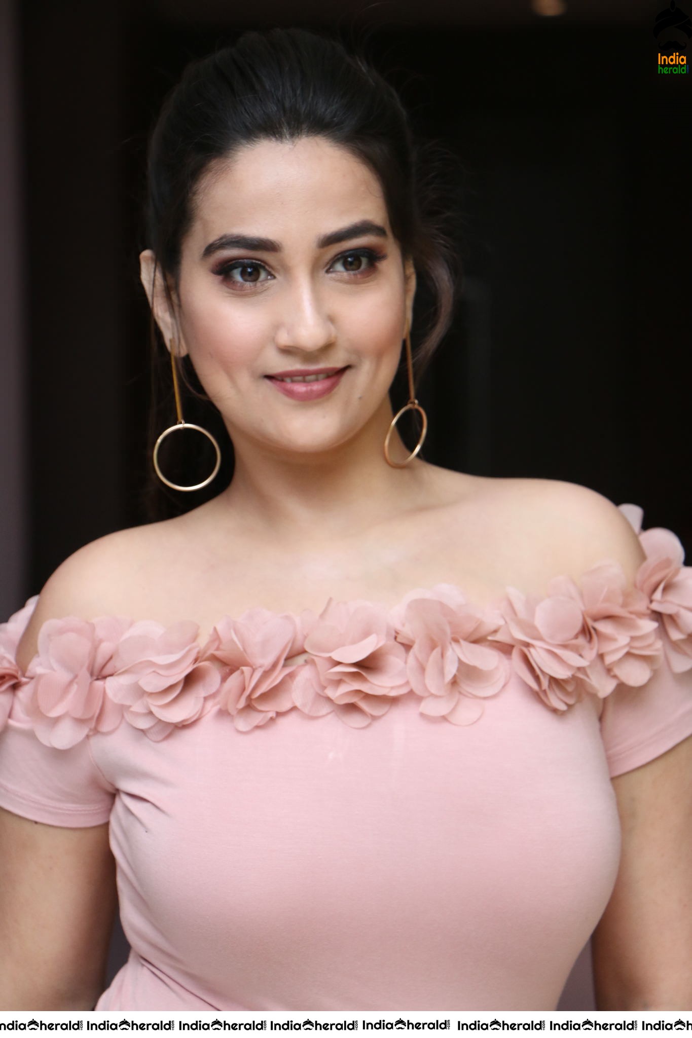 Manjusha Anchor is just tempting hot and teasing with her oomph factor in these Photos Set 2