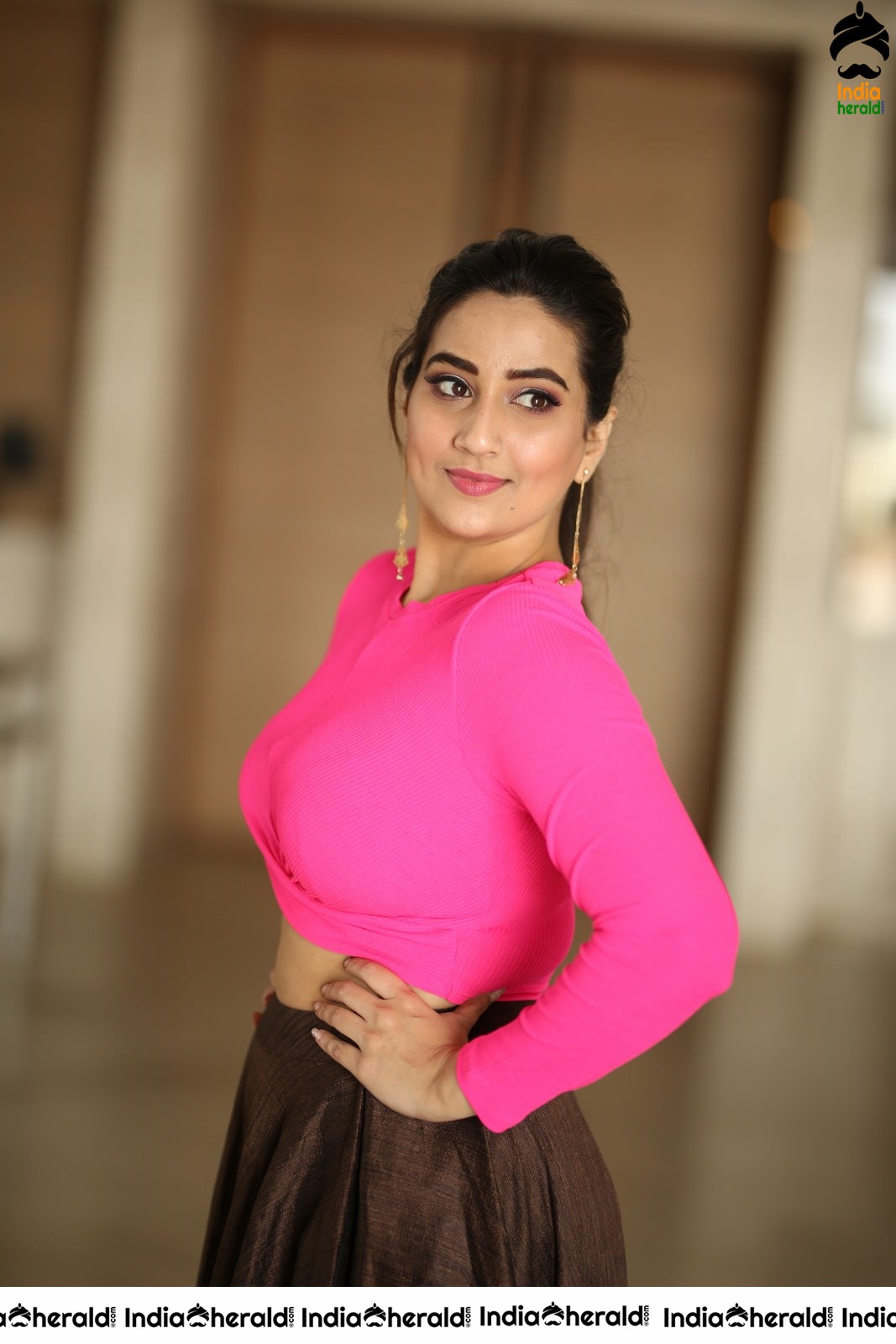 Manjusha Anchor Shows her Teasing Waistline in Pink Attire Set 1