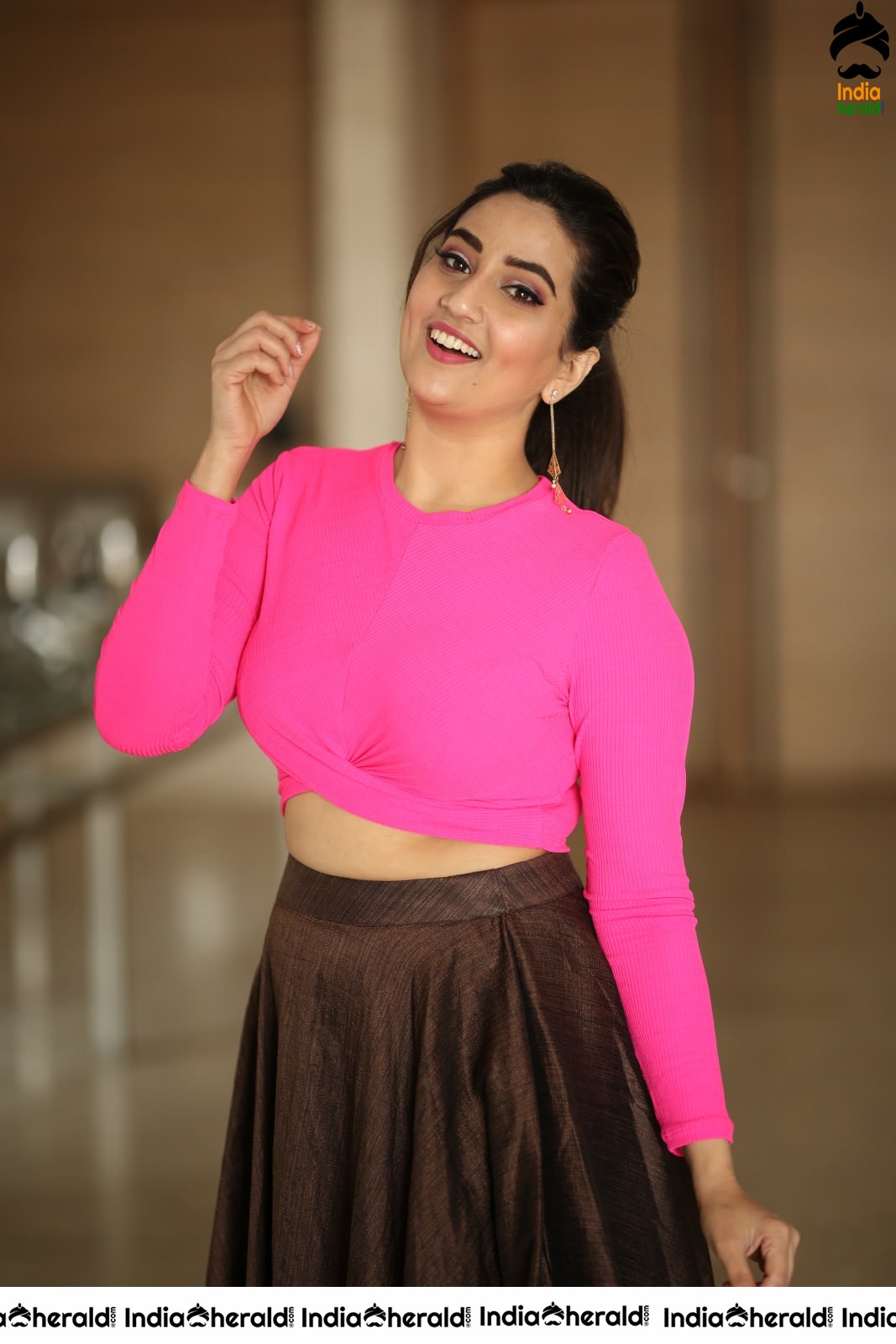 Manjusha Anchor Shows her Teasing Waistline in Pink Attire Set 1