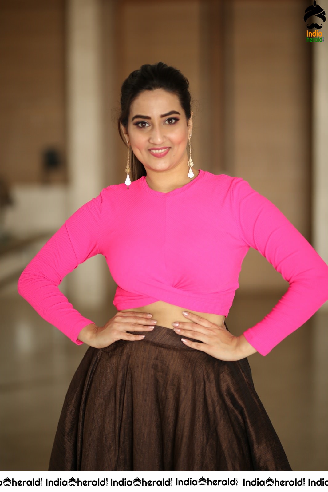 Manjusha Anchor Shows her Teasing Waistline in Pink Attire Set 1