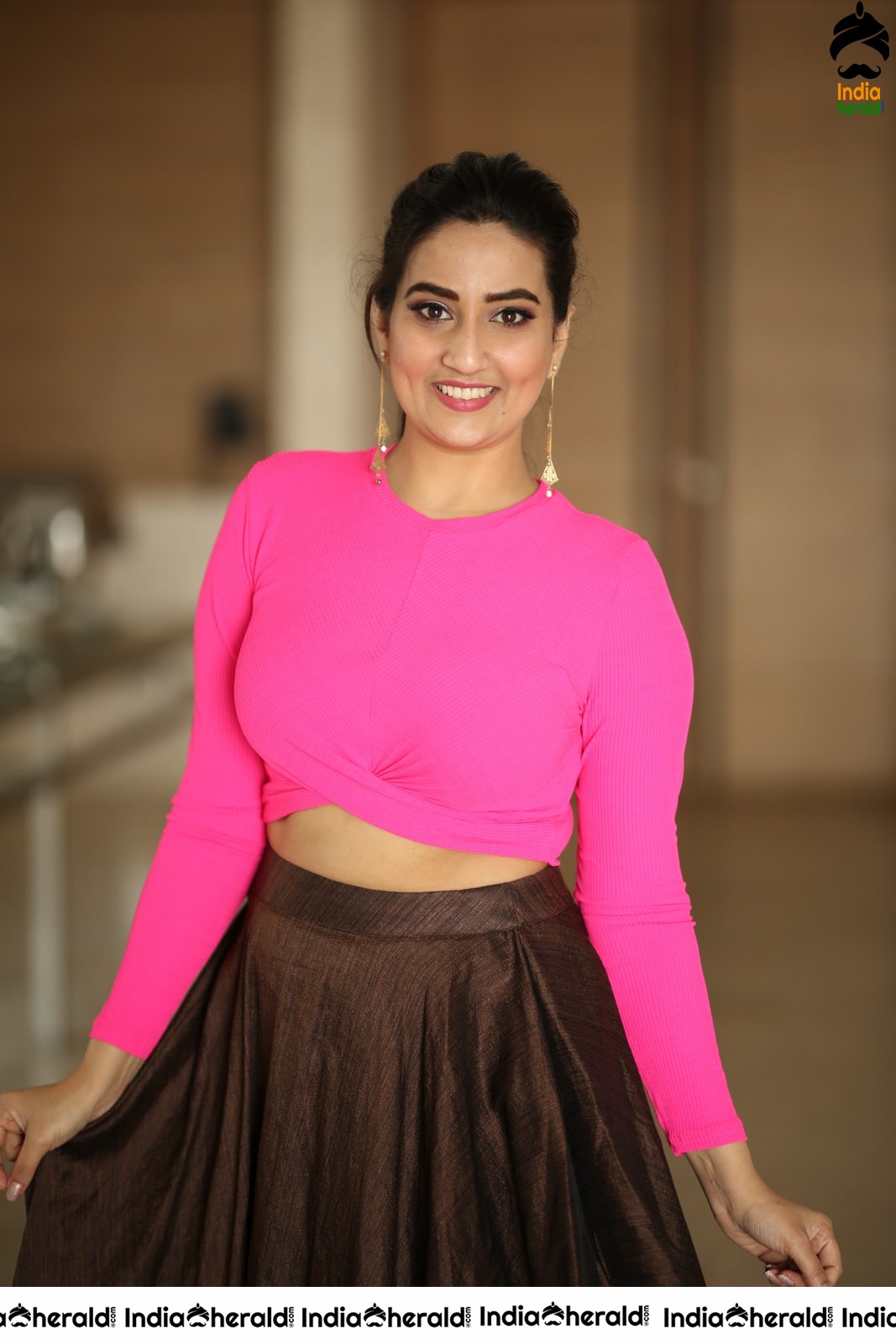 Manjusha Anchor Shows her Teasing Waistline in Pink Attire Set 1