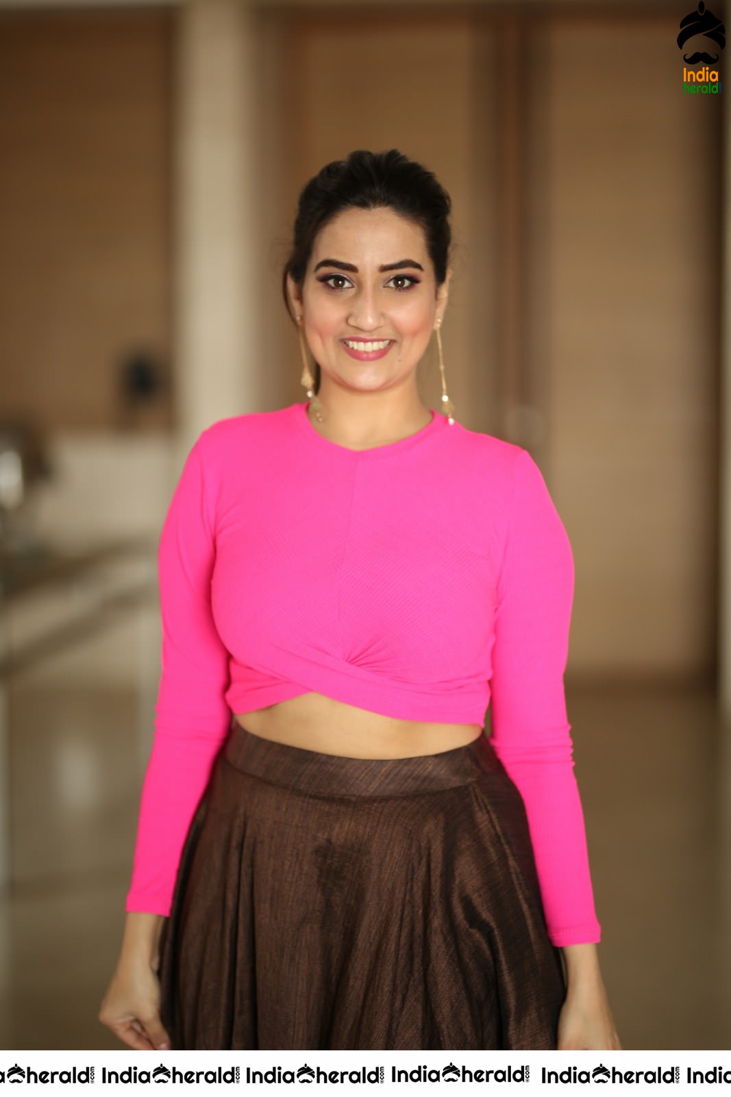Manjusha Anchor Shows her Teasing Waistline in Pink Attire Set 1