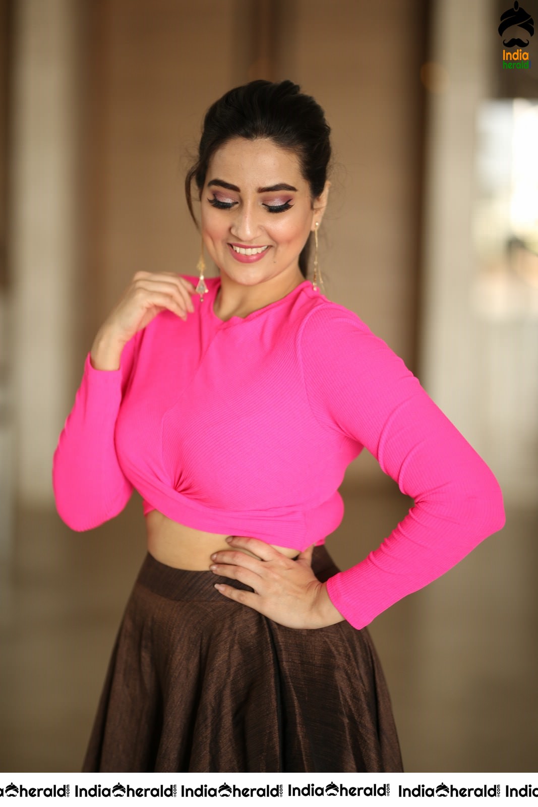 Manjusha Anchor Shows her Teasing Waistline in Pink Attire Set 2