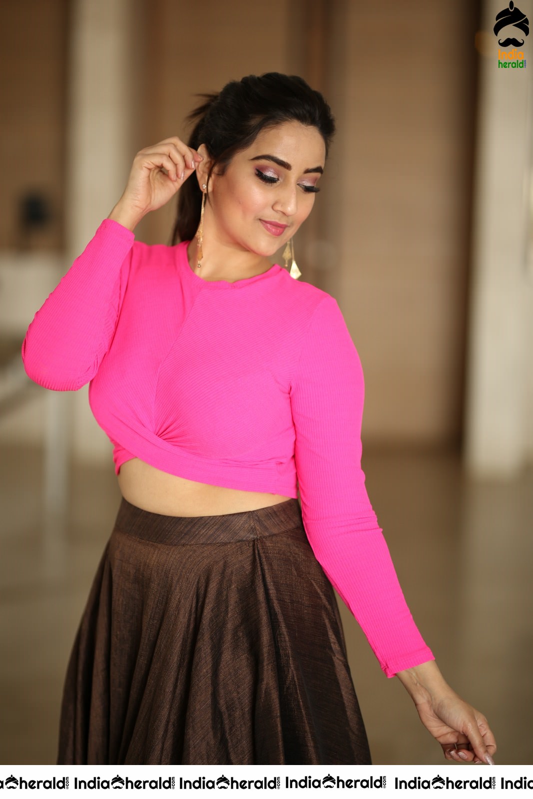 Manjusha Anchor Shows her Teasing Waistline in Pink Attire Set 2