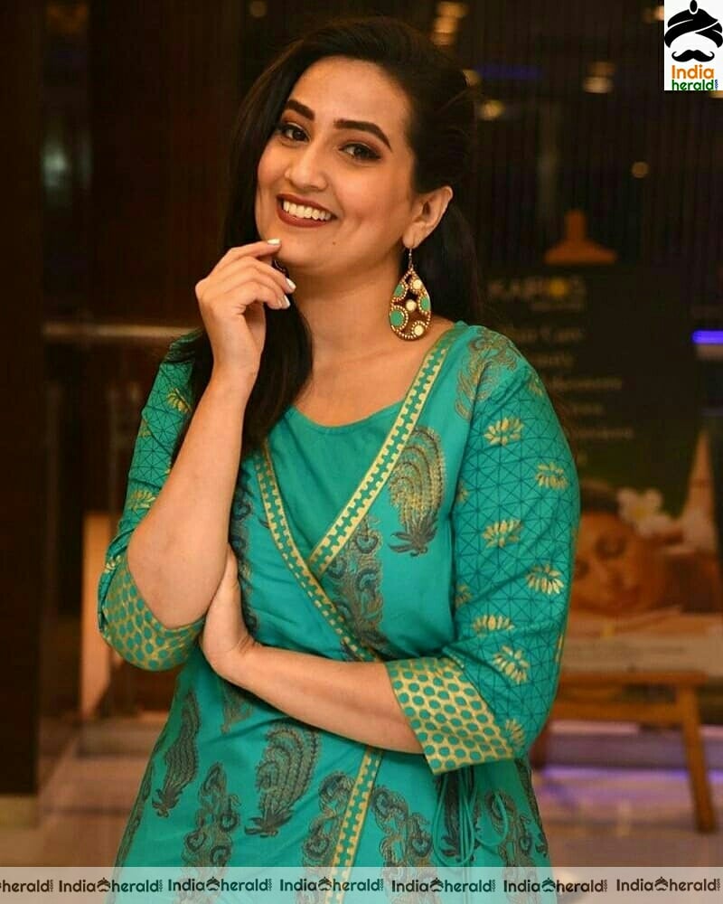 Manjusha Cute Green Chudi Stills