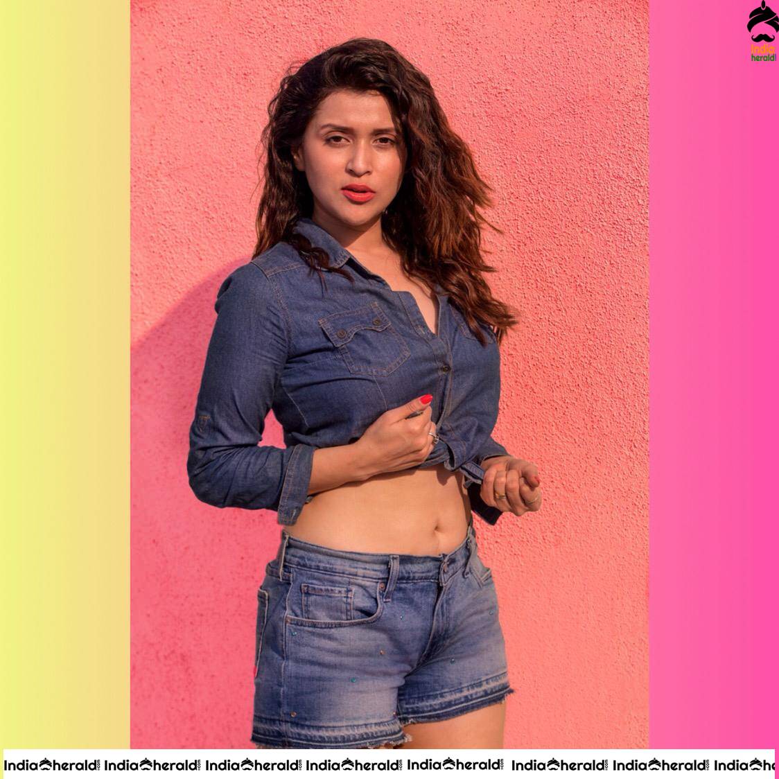 Mannara Chopra Latest Sizzling Clicks and a Fashion Ramp Walk